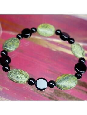 Green Black Glass Bead Stretch Bracelet